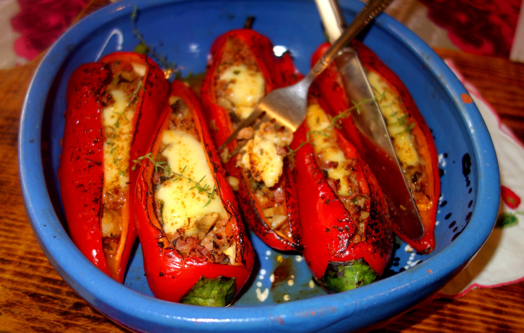 Portofele de ardei kapia cu carne tocata, ciuperci si cascaval