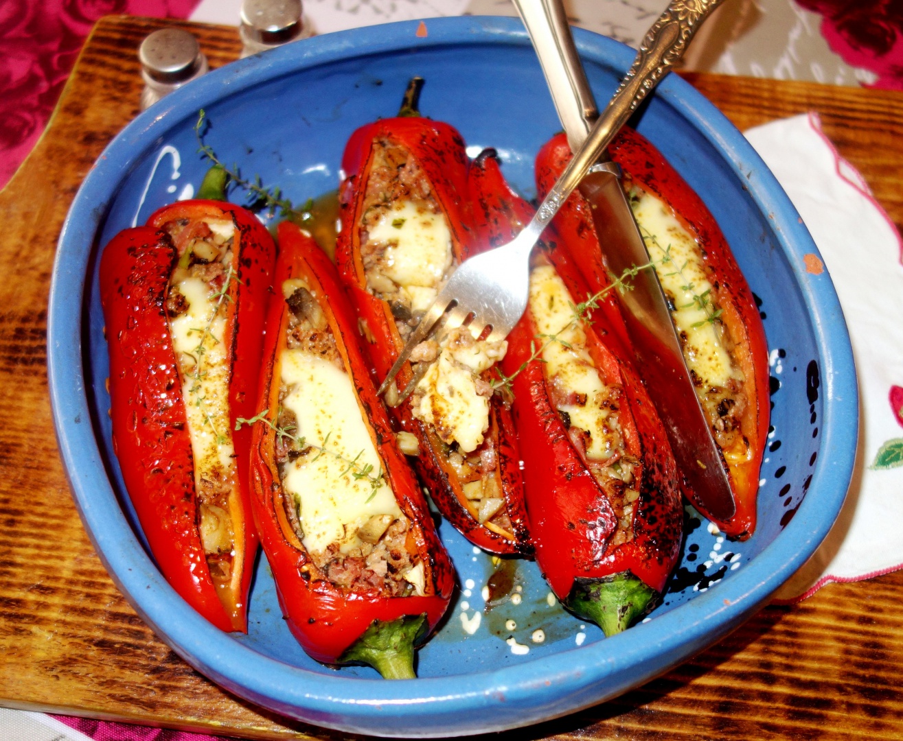 Portofele de ardei kapia cu carne tocata, ciuperci si cascaval
