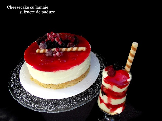 Cheesecake cu lamaie si fructe de padure