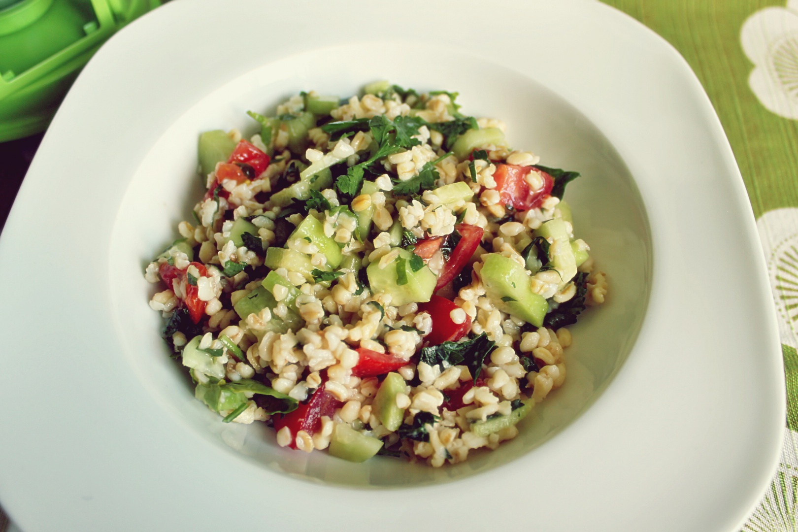 Salata de bulgur cu rosii, castraveti si patrunjel