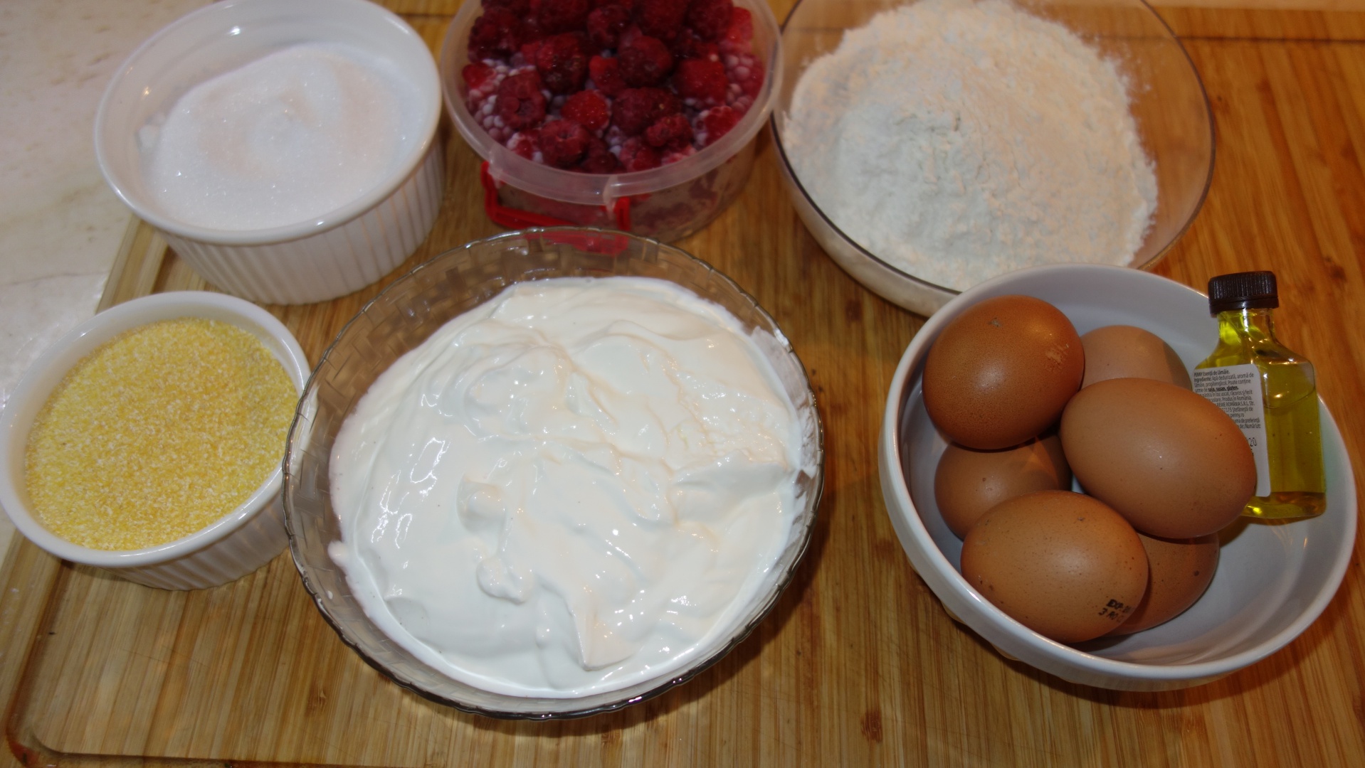 Prajitura pufoasa de vara cu malai si zmeura si iaurt grecesc