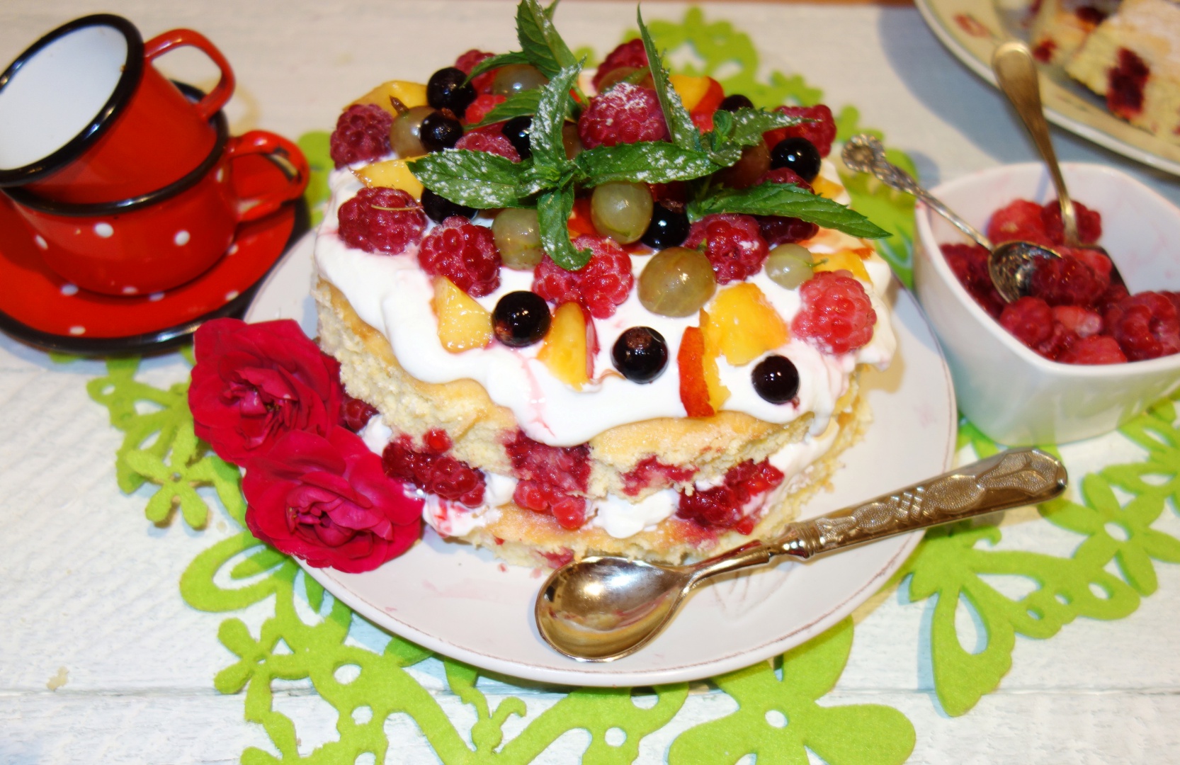 Prajitura pufoasa de vara cu malai si zmeura si iaurt grecesc