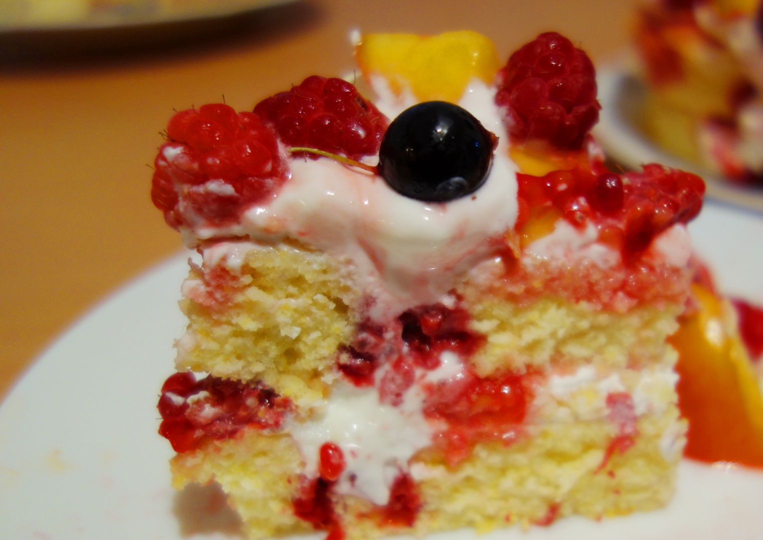 Prajitura pufoasa de vara cu malai si zmeura si iaurt grecesc