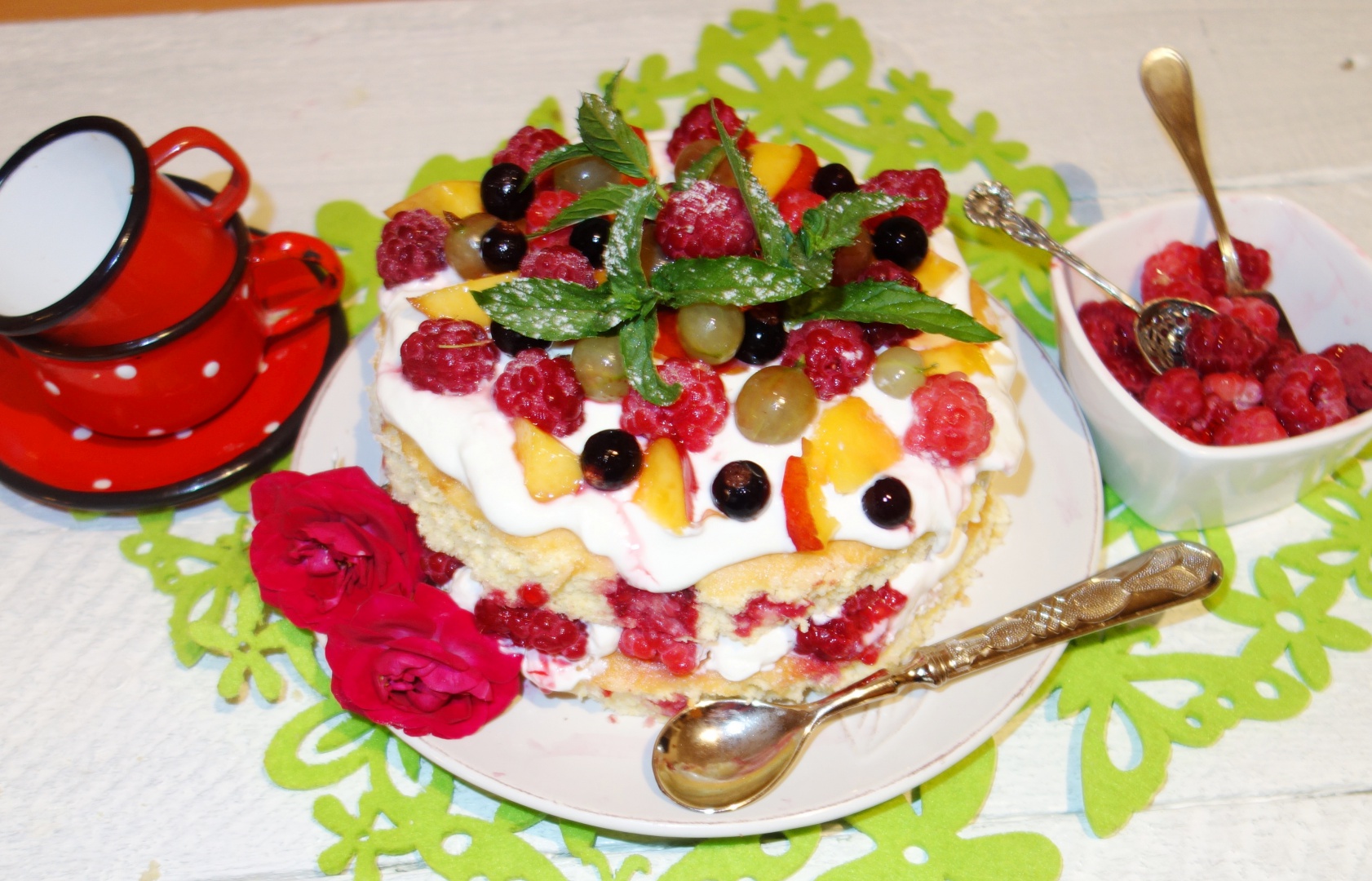 Prajitura pufoasa de vara cu malai si zmeura si iaurt grecesc