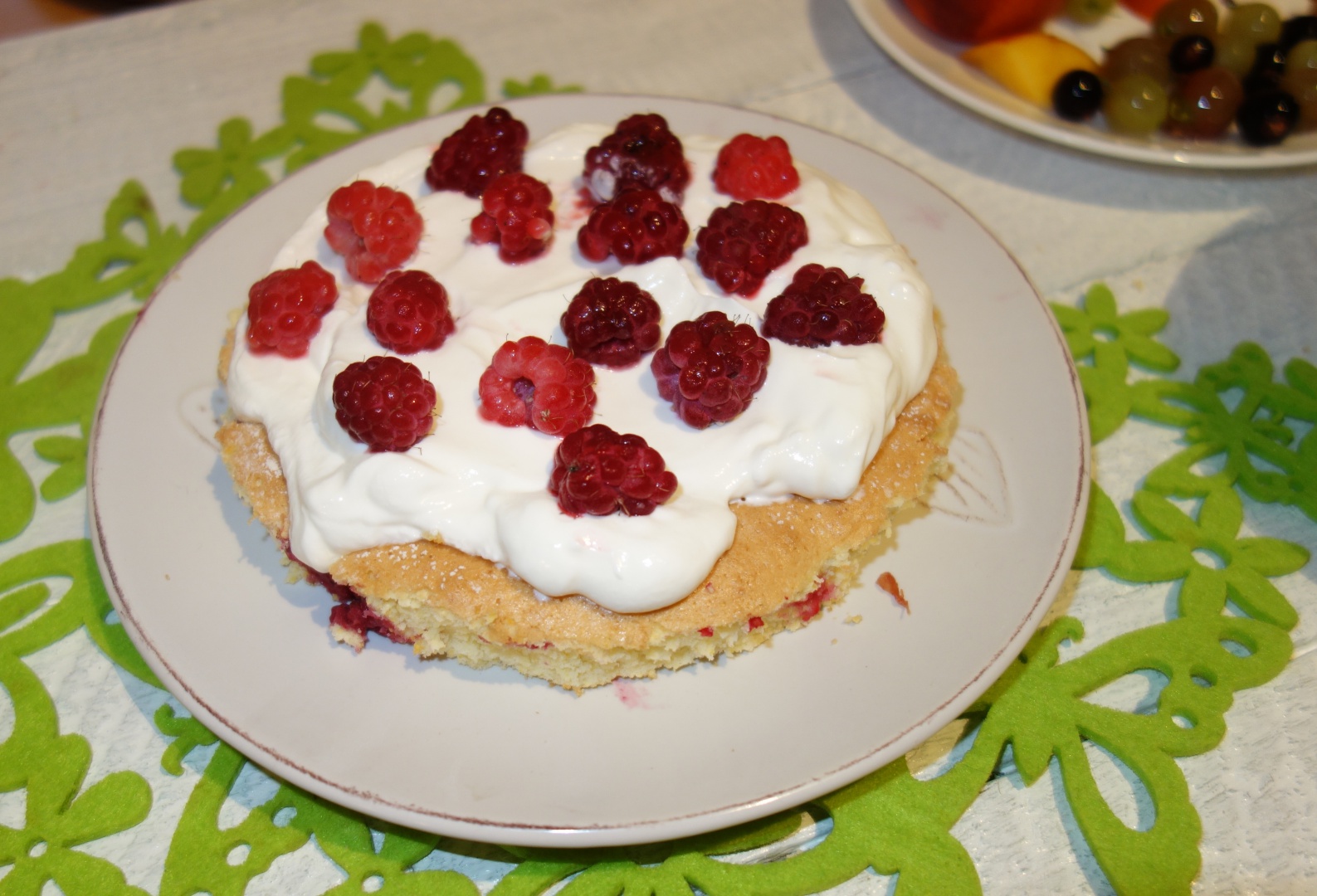 Prajitura pufoasa de vara cu malai si zmeura si iaurt grecesc