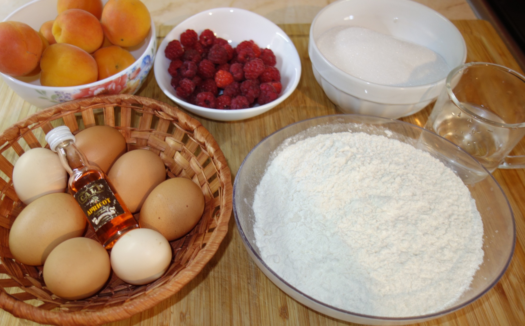 Prajitura usoara cu caise si zmeura