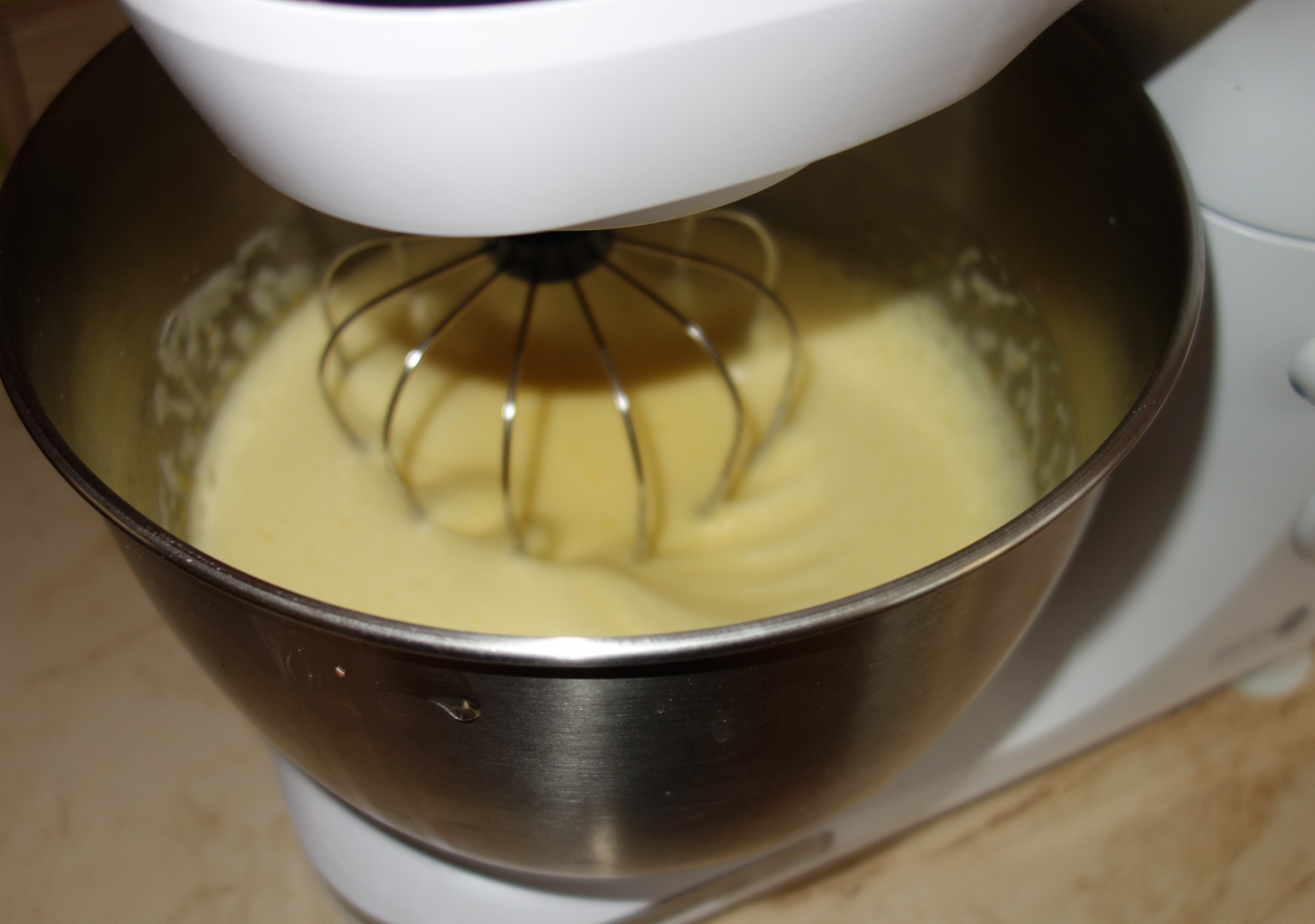 Prajitura usoara cu caise si zmeura