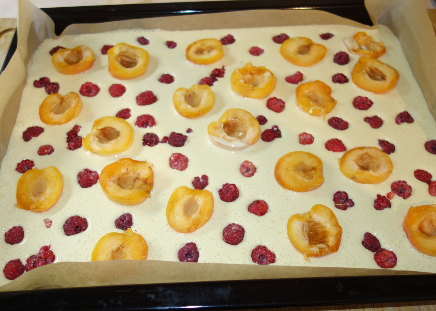 Prajitura usoara cu caise si zmeura