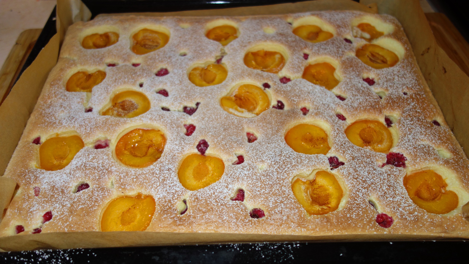 Prajitura usoara cu caise si zmeura