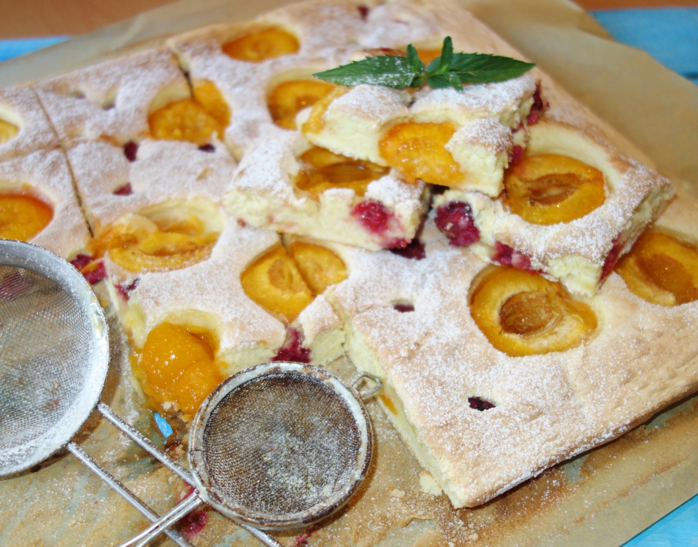 Prajitura usoara cu caise si zmeura