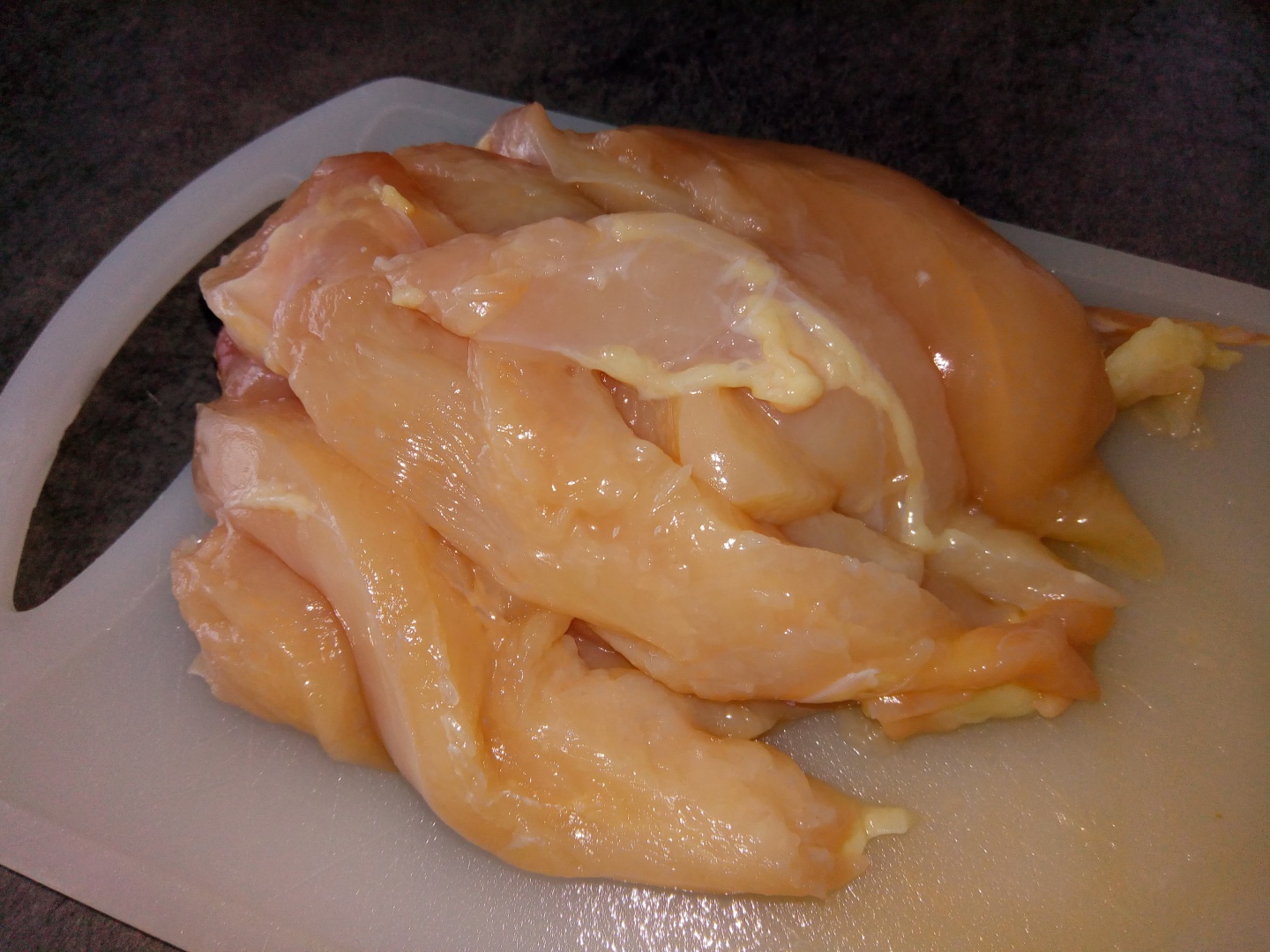 Salata cu piept de pui marinat si sos barbeque