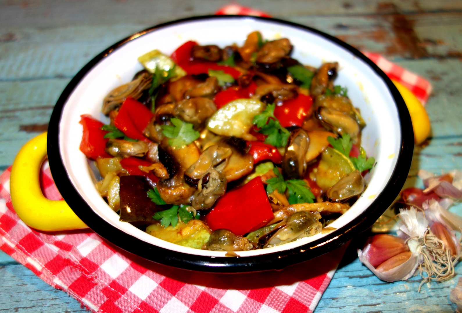 Ghiveci de legume si midii afumate