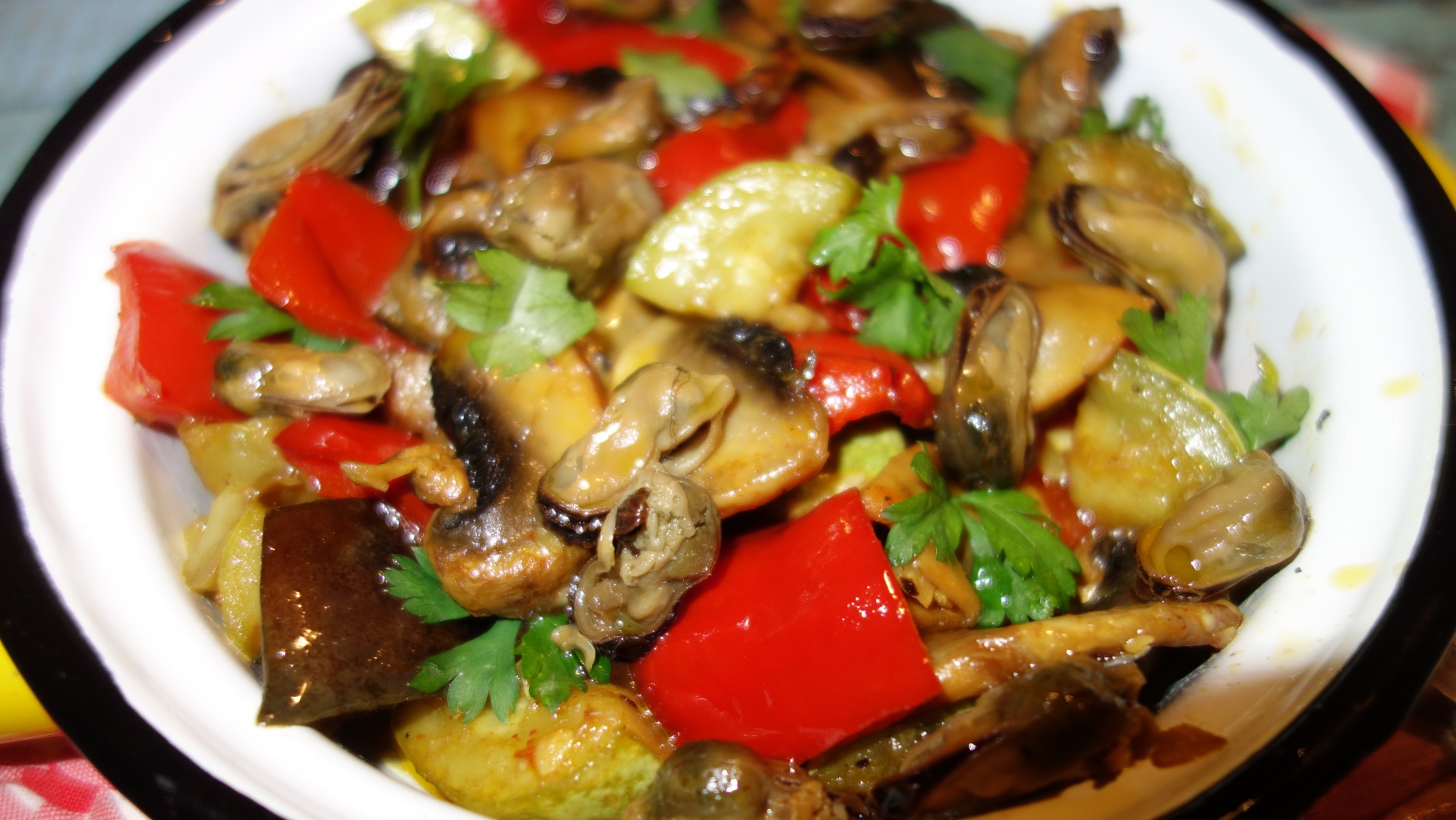 Ghiveci de legume si midii afumate