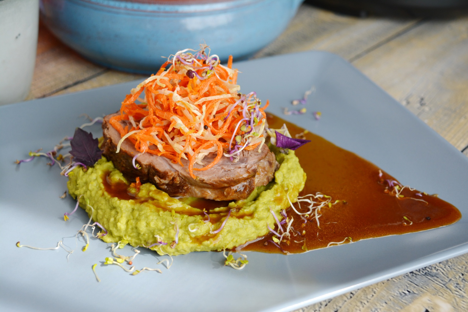 Cotlet de vitel cu piure de mazare