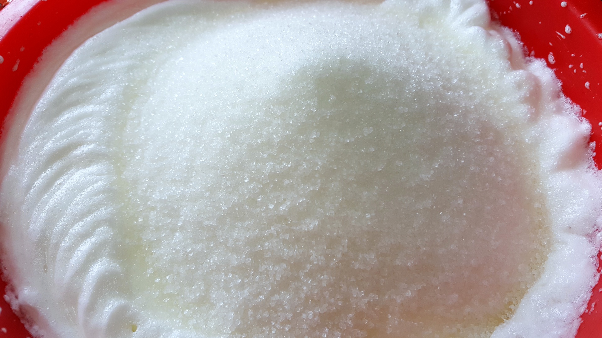 Prajitura din foi de albusuri cu nuca si crema de lapte