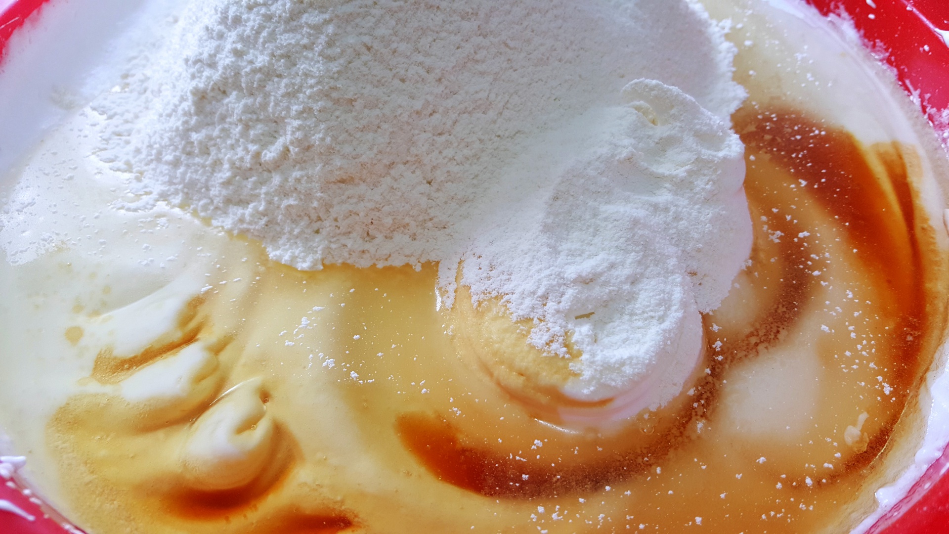 Prajitura din foi de albusuri cu nuca si crema de lapte