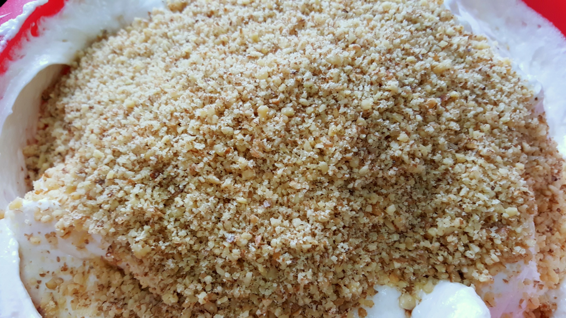 Prajitura din foi de albusuri cu nuca si crema de lapte