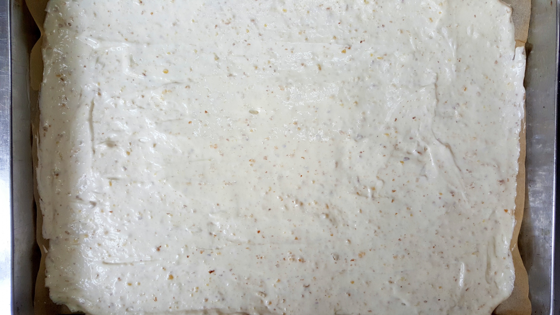 Prajitura din foi de albusuri cu nuca si crema de lapte