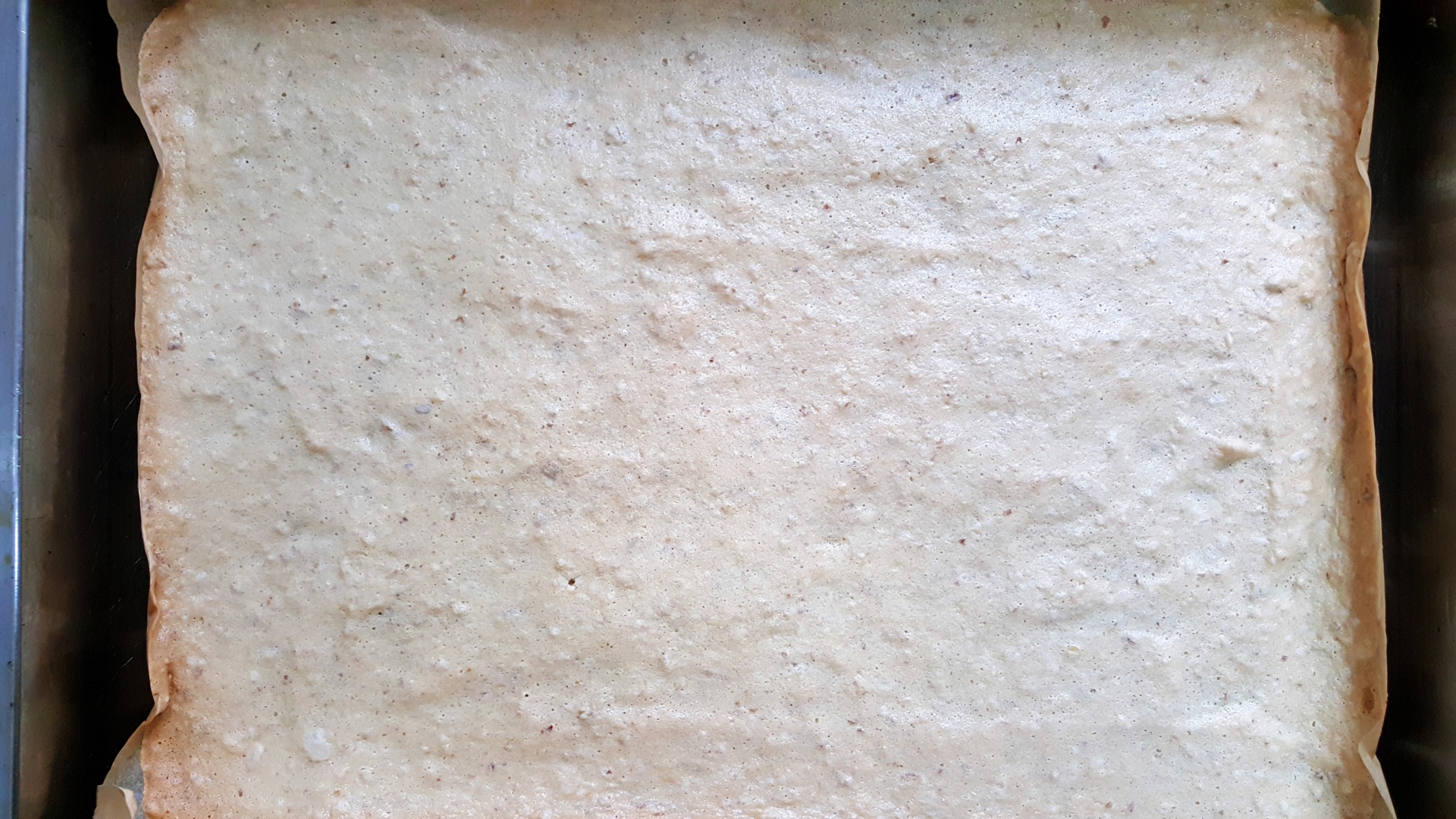 Prajitura din foi de albusuri cu nuca si crema de lapte