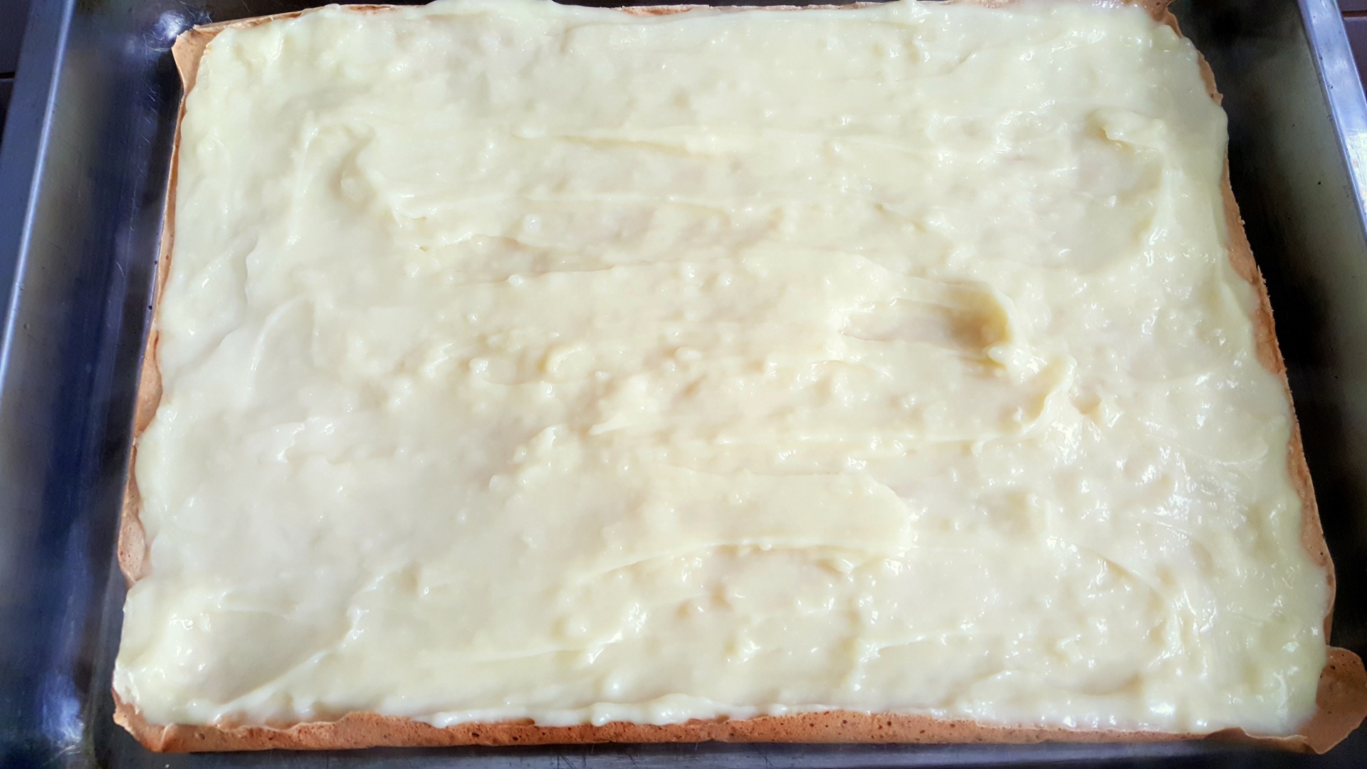 Prajitura din foi de albusuri cu nuca si crema de lapte