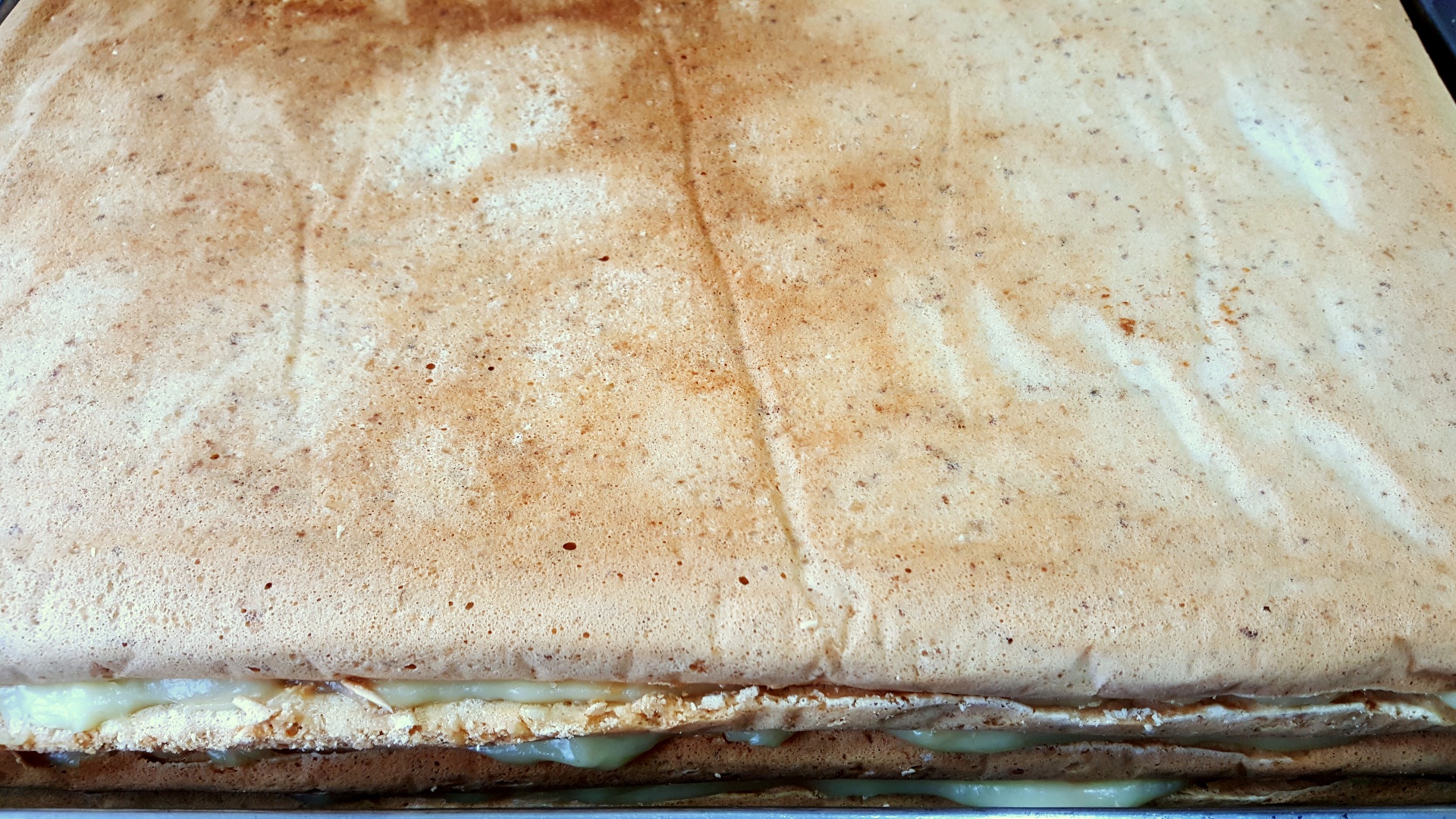 Prajitura din foi de albusuri cu nuca si crema de lapte