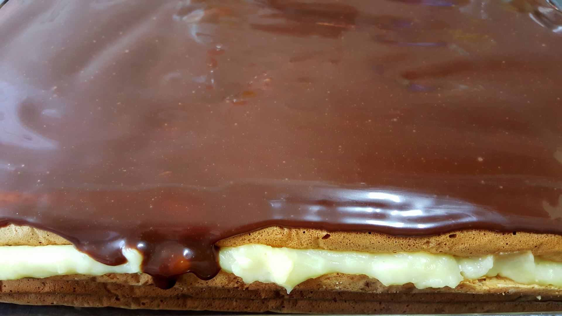 Prajitura din foi de albusuri cu nuca si crema de lapte