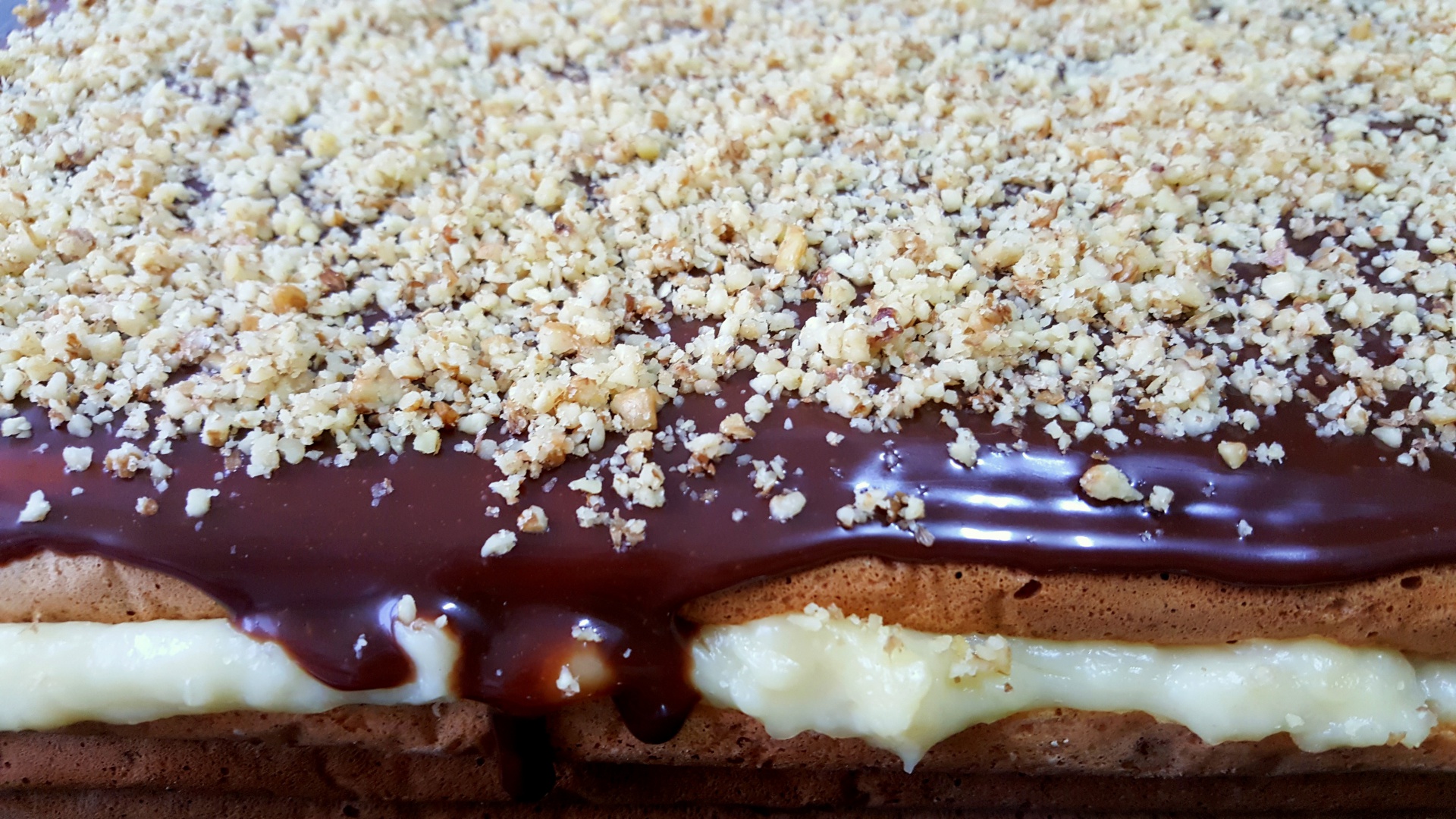 Prajitura din foi de albusuri cu nuca si crema de lapte