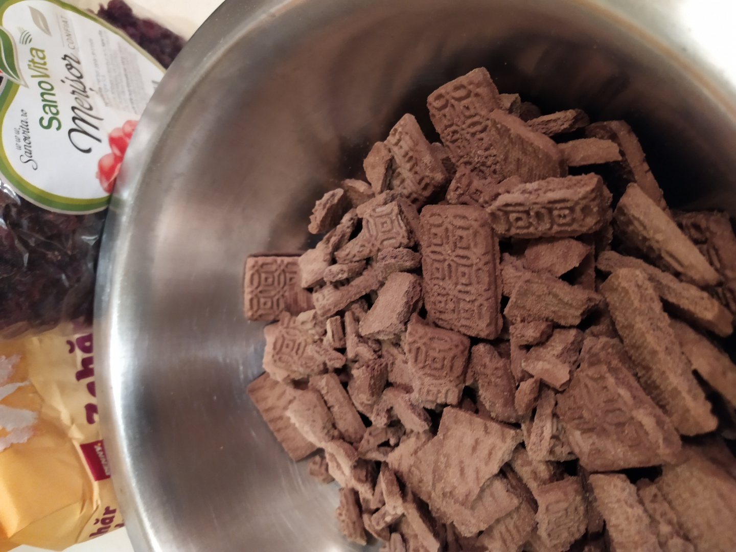 Cheesecake cu merisoare si alune