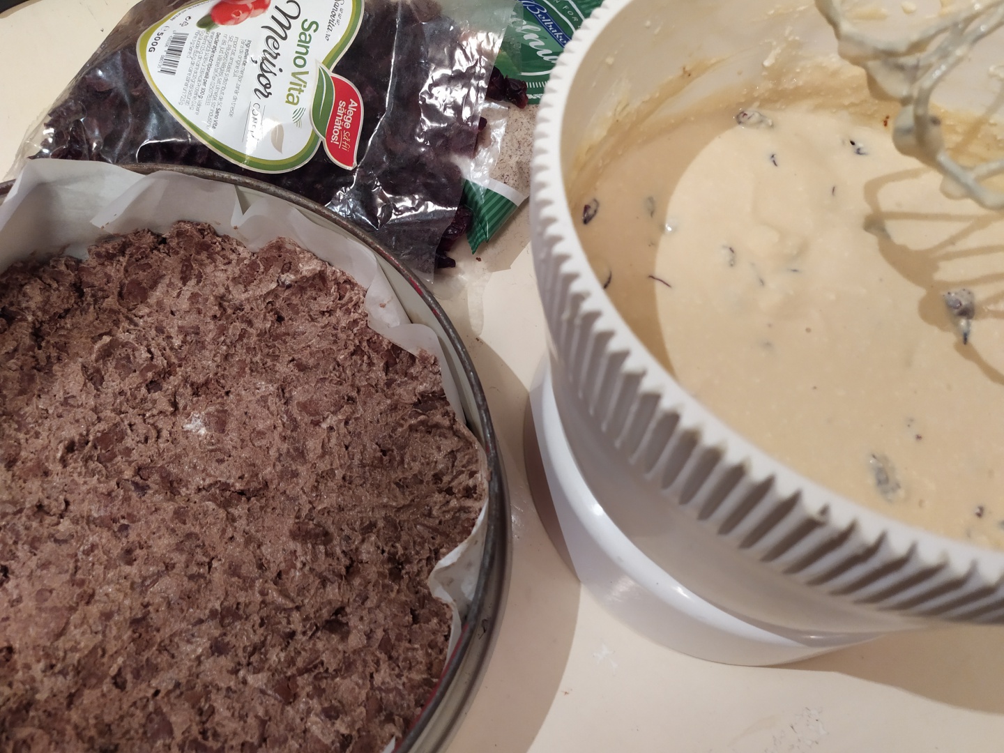 Cheesecake cu merisoare si alune