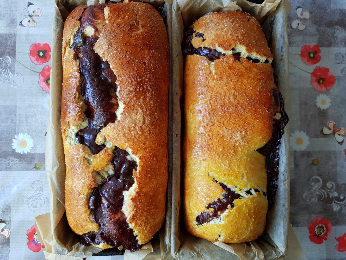 Cozonaci cu aluat dospit la rece, umpluti cu ciocolata si rahat