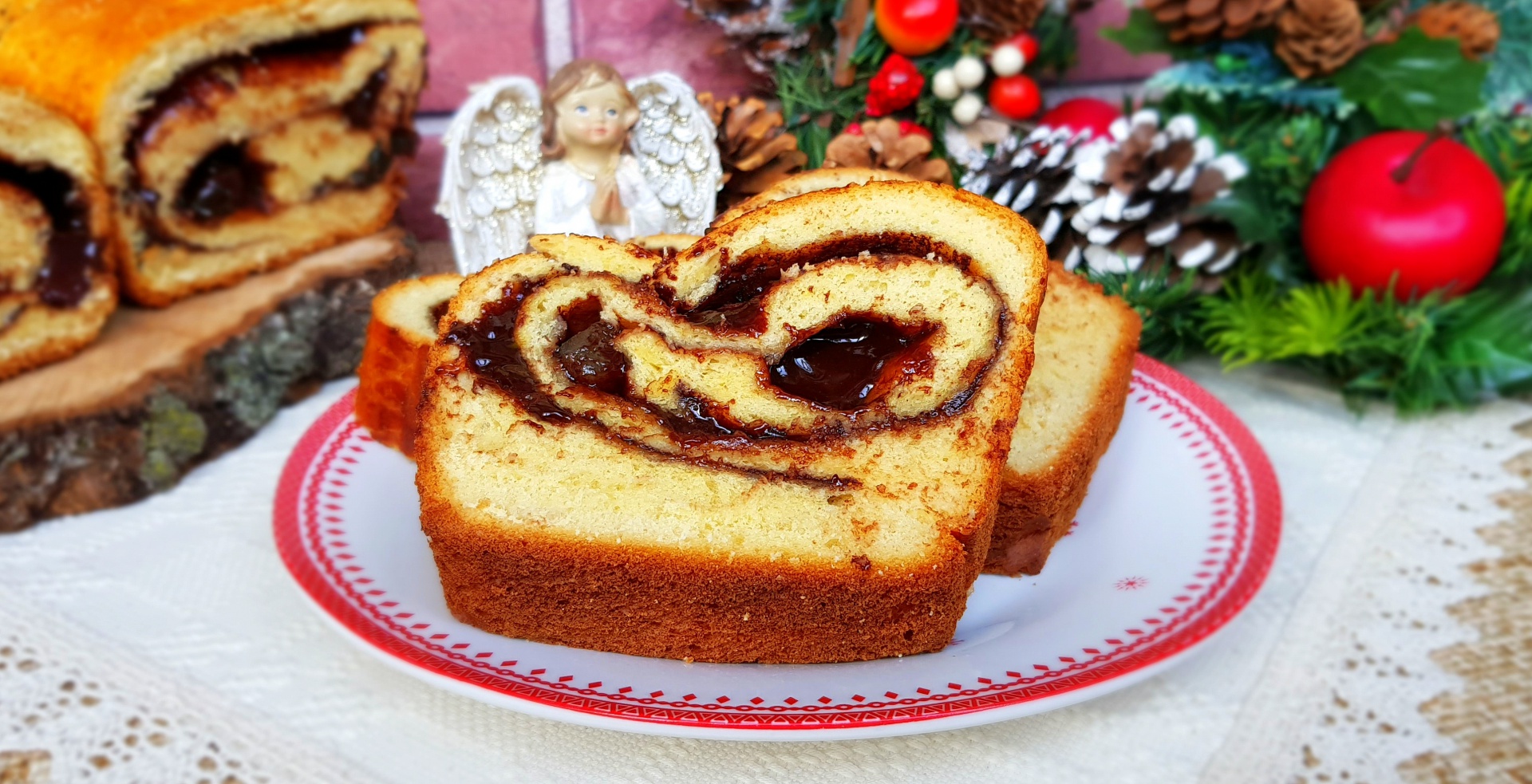 Cozonaci cu aluat dospit la rece, umpluti cu ciocolata si rahat