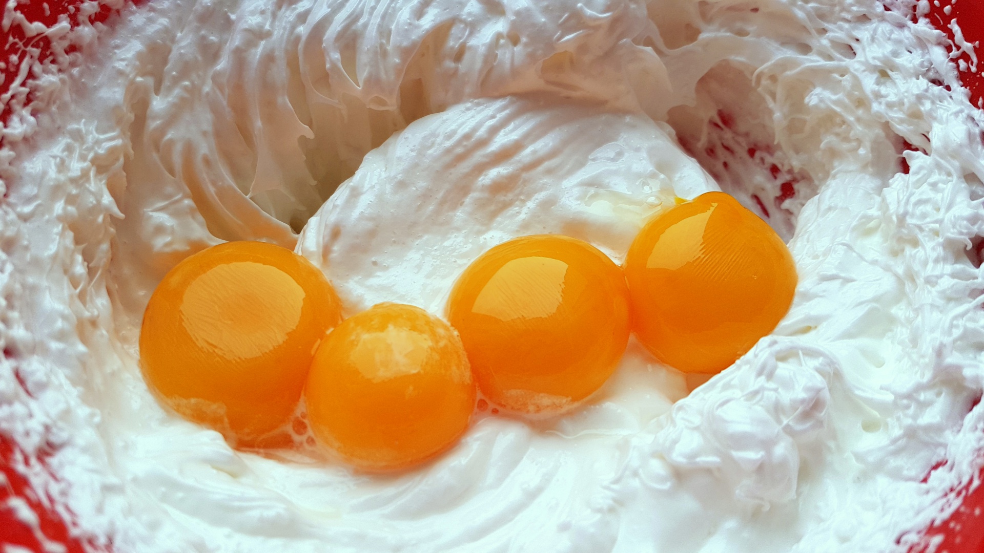 Tort cu iaurt si fructe tropicale. Un desert usor, racoros, perfect pentru orice masa de sarbatoare