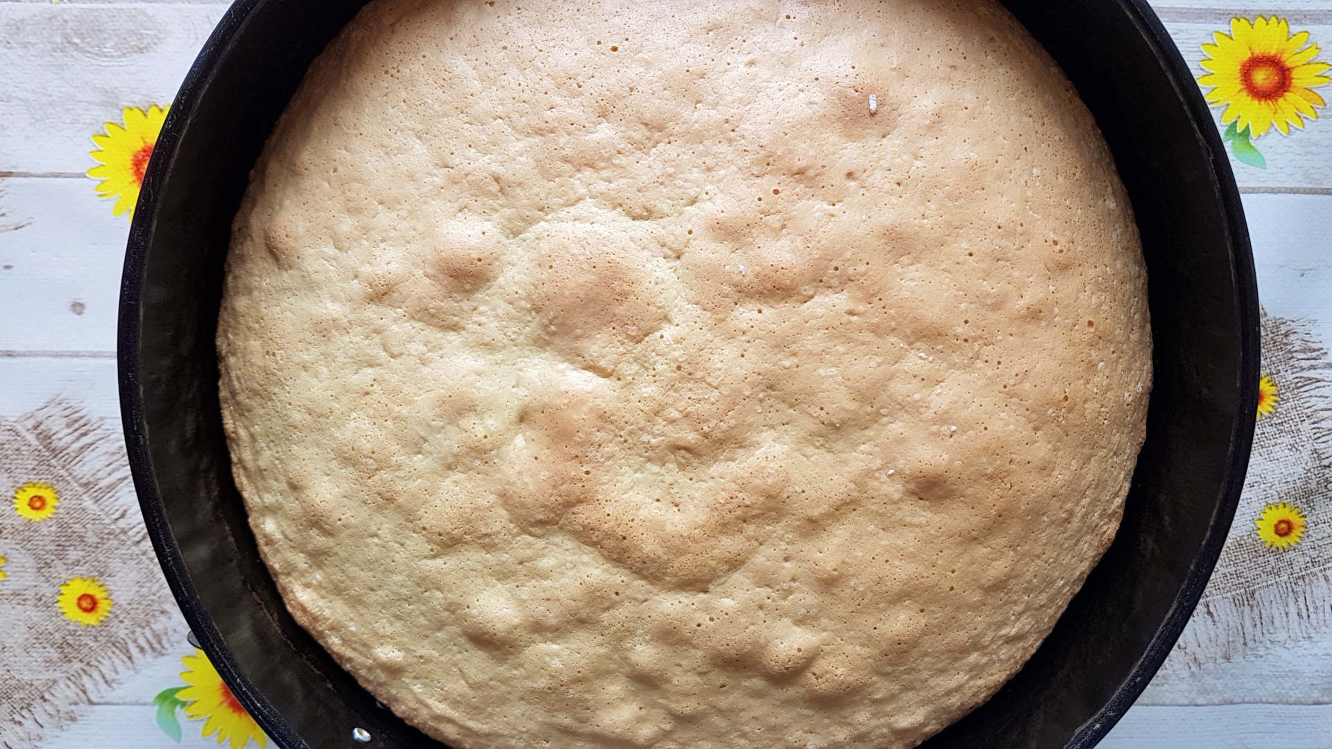 Tort cu iaurt si fructe tropicale. Un desert usor, racoros, perfect pentru orice masa de sarbatoare