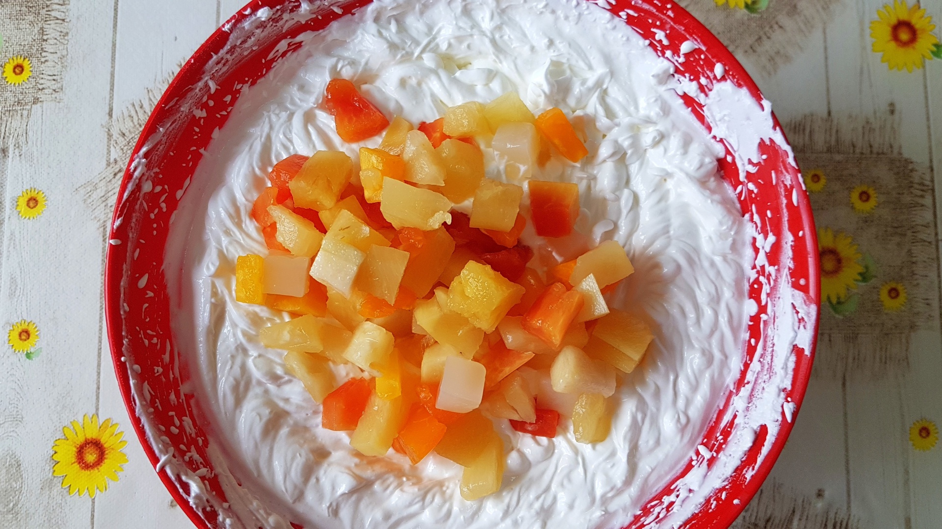 Tort cu iaurt si fructe tropicale. Un desert usor, racoros, perfect pentru orice masa de sarbatoare