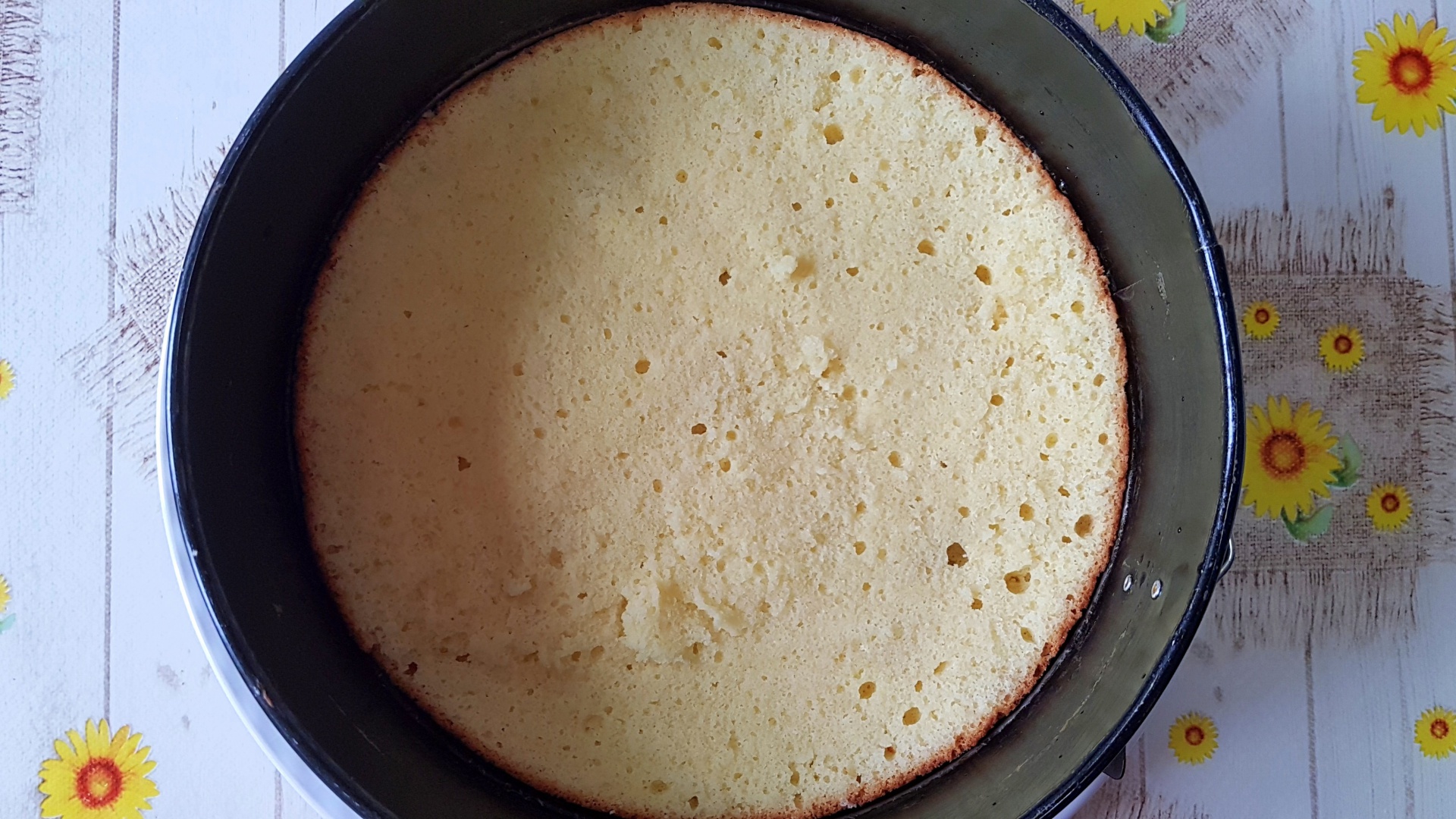 Tort cu iaurt si fructe tropicale. Un desert usor, racoros, perfect pentru orice masa de sarbatoare