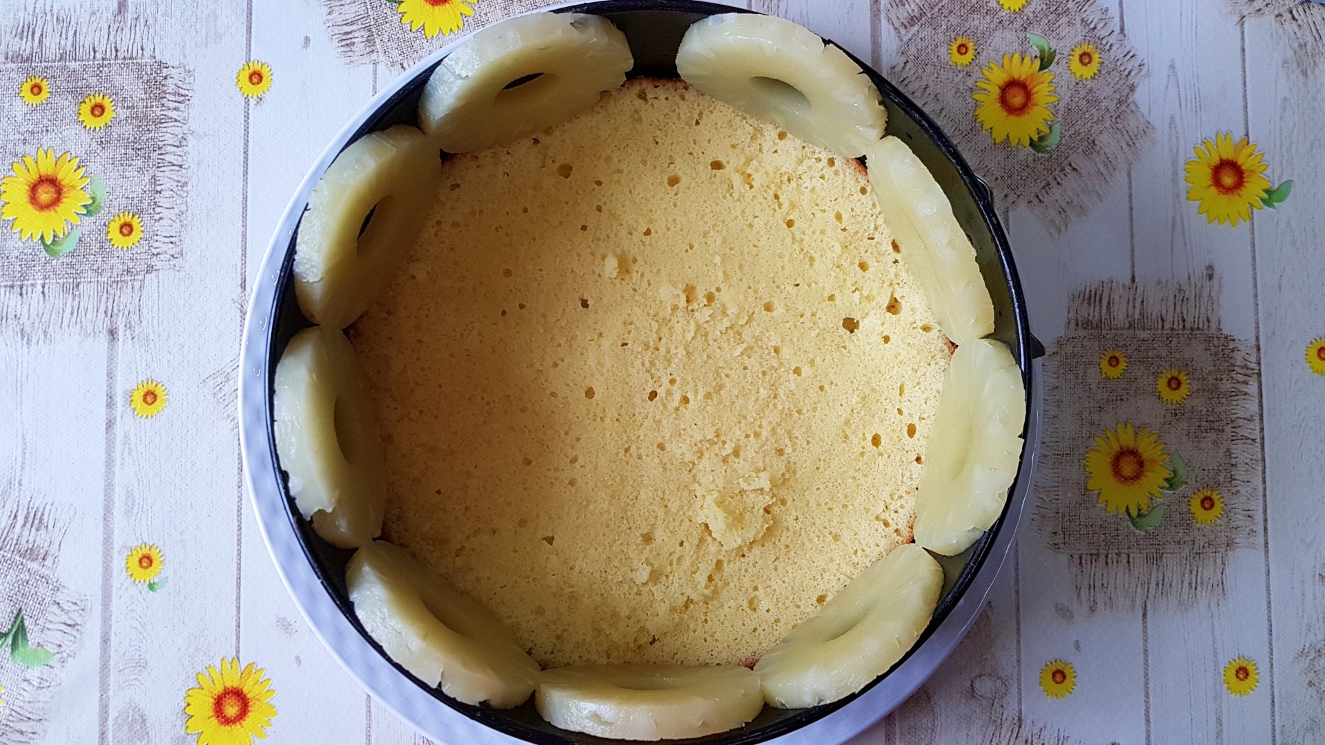 Tort cu iaurt si fructe tropicale. Un desert usor, racoros, perfect pentru orice masa de sarbatoare