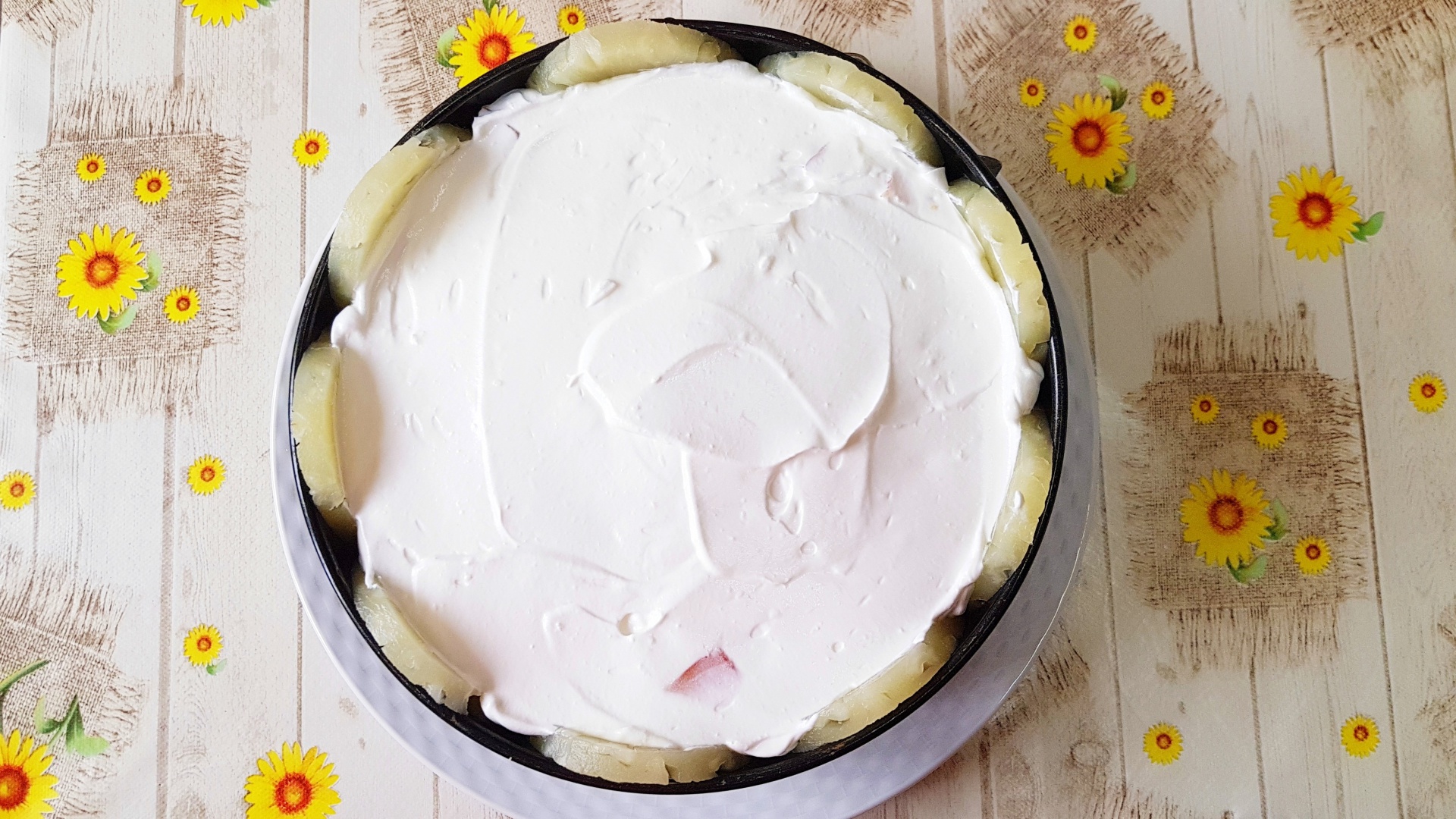 Tort cu iaurt si fructe tropicale. Un desert usor, racoros, perfect pentru orice masa de sarbatoare