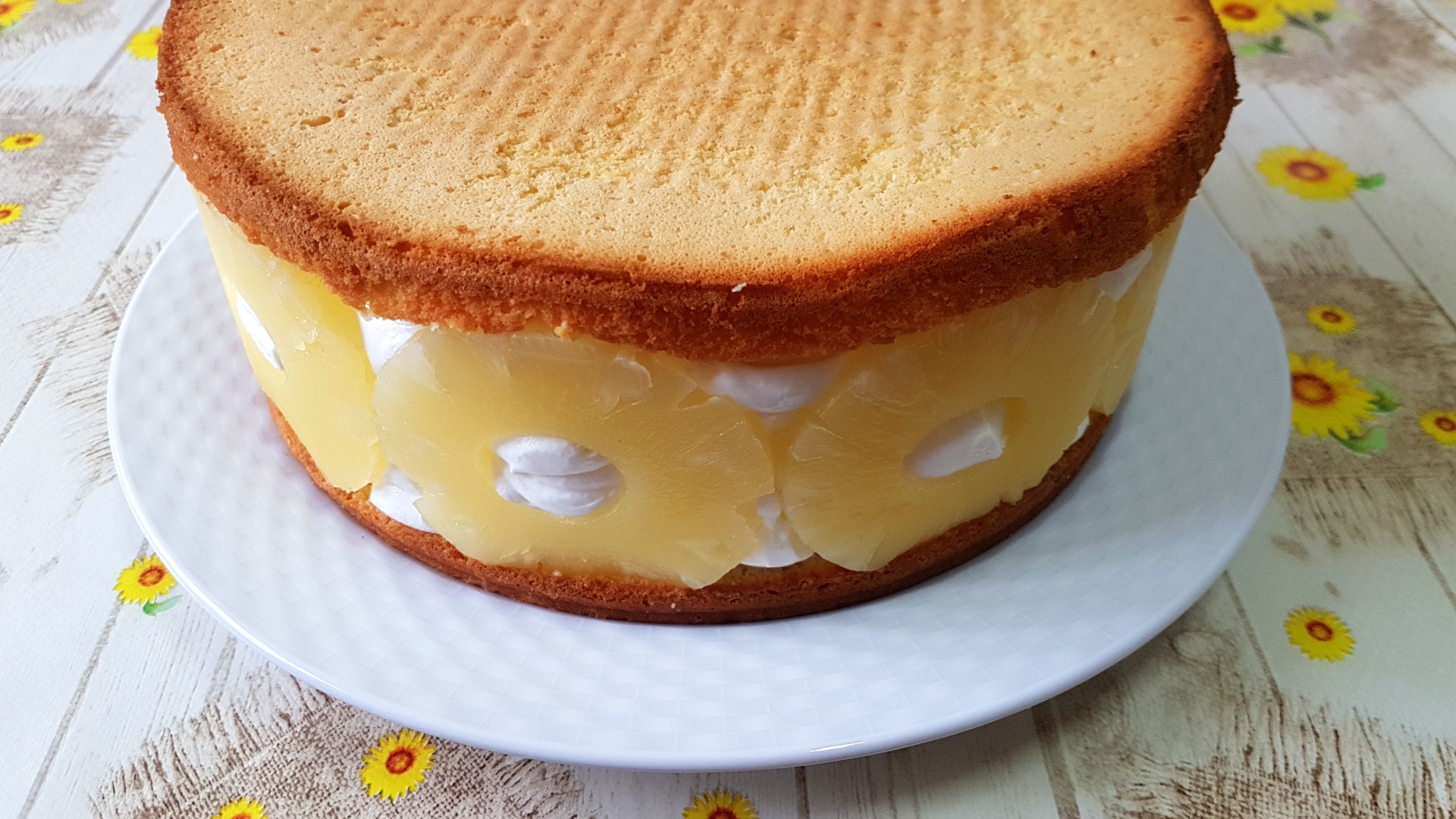 Tort cu iaurt si fructe tropicale. Un desert usor, racoros, perfect pentru orice masa de sarbatoare