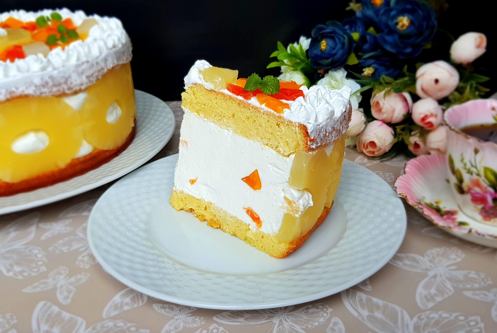 Tort cu iaurt si fructe tropicale. Un desert usor, racoros, perfect pentru orice masa de sarbatoare