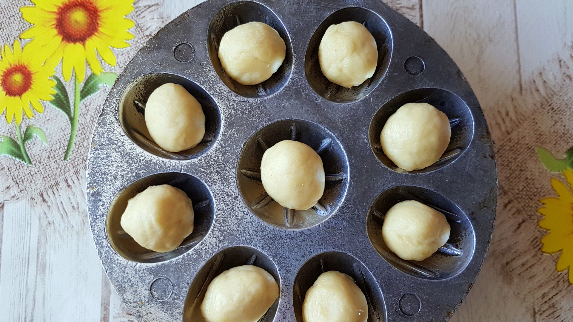 Nuci umplute cu crema de ciocolata si nuca macinata