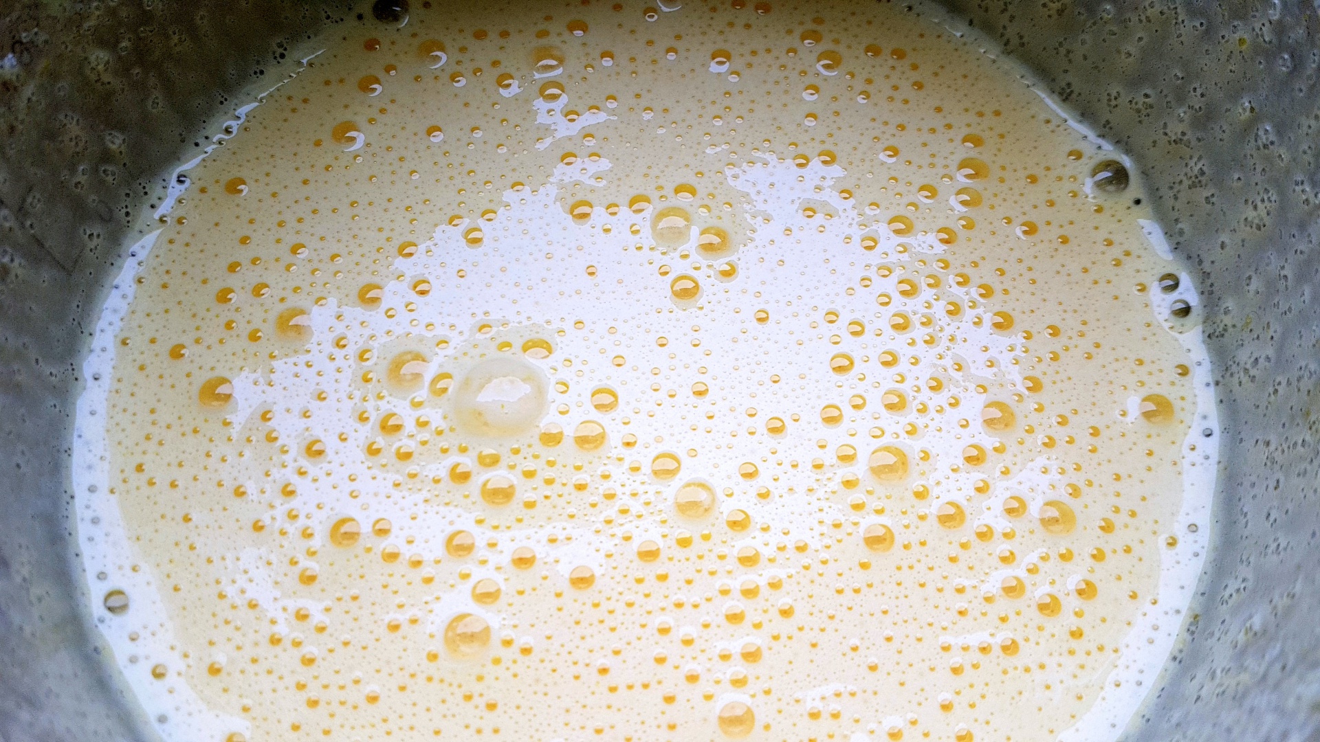 Nuci umplute cu crema de ciocolata si nuca macinata