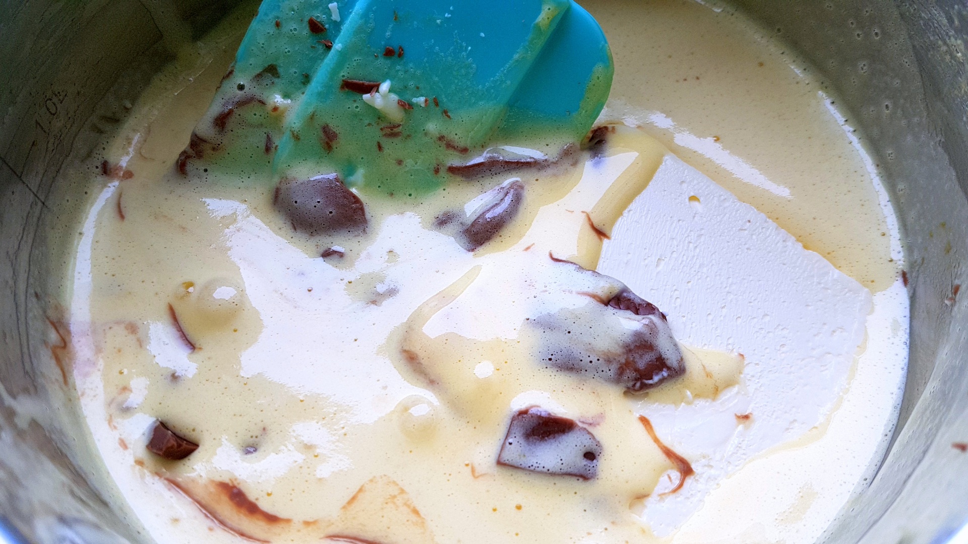 Nuci umplute cu crema de ciocolata si nuca macinata