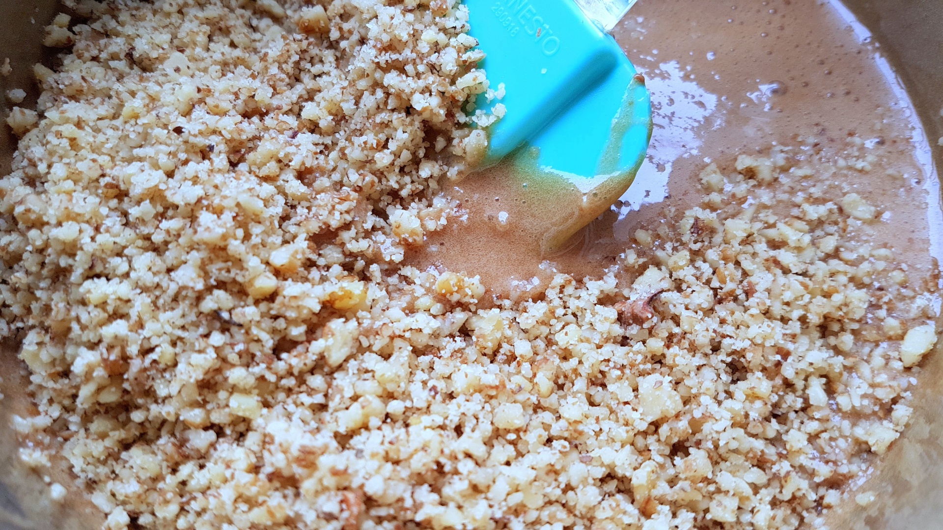 Nuci umplute cu crema de ciocolata si nuca macinata