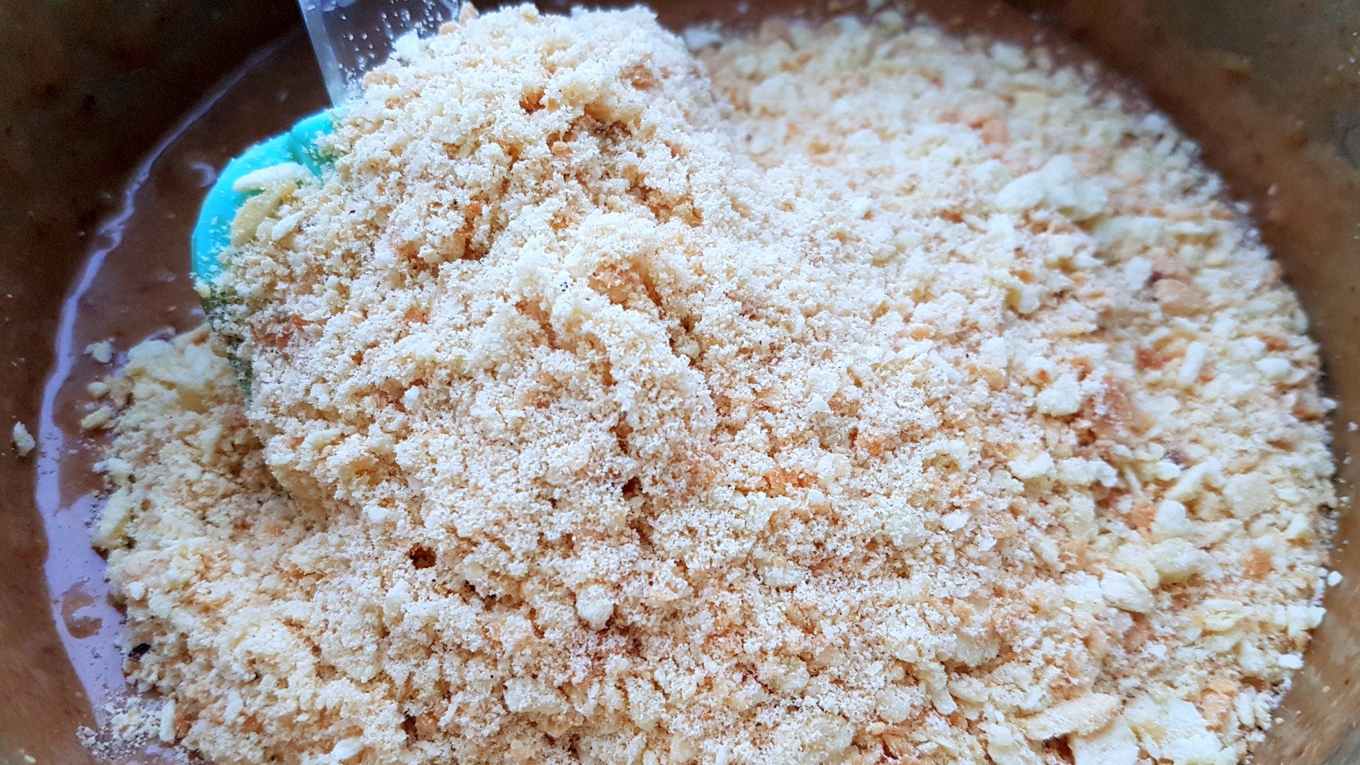 Nuci umplute cu crema de ciocolata si nuca macinata