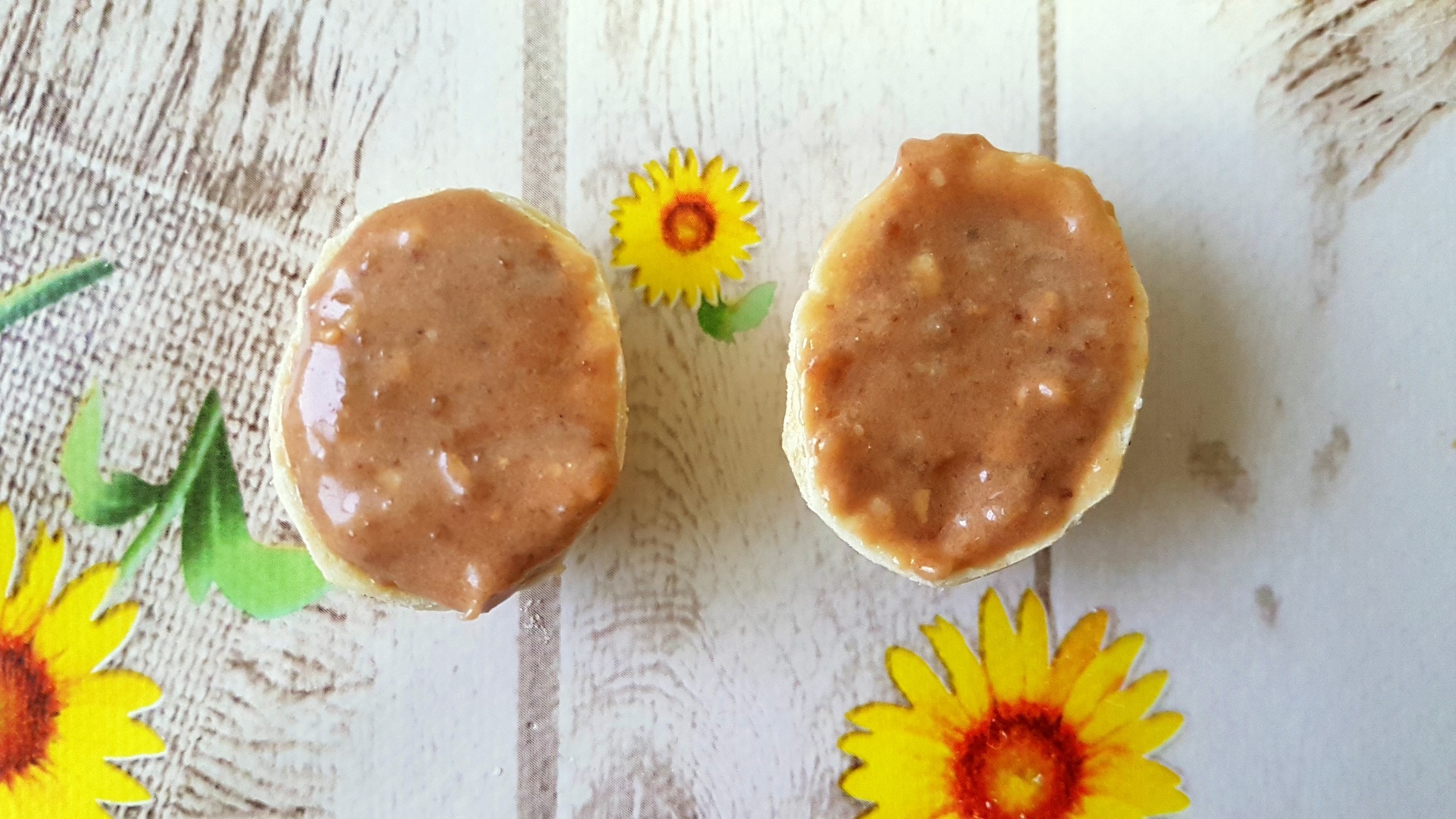 Nuci umplute cu crema de ciocolata si nuca macinata