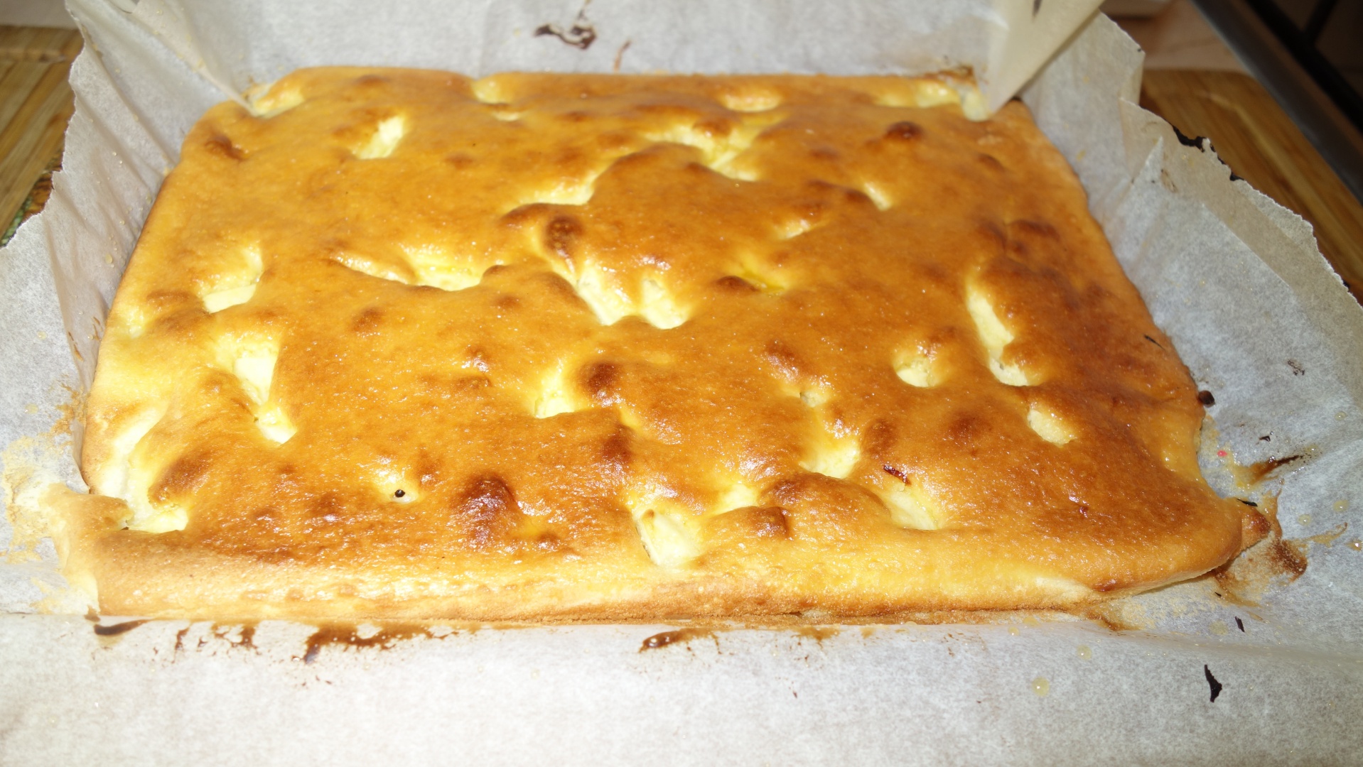 Prajitura pufoasa cu mere si suc de mandarine