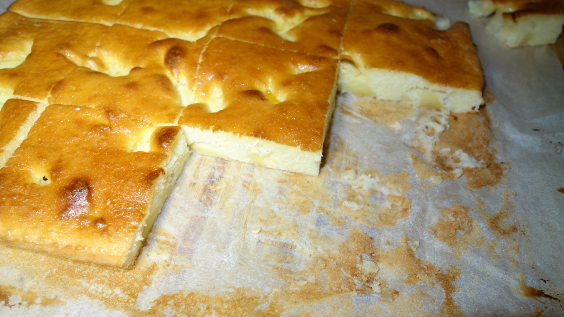 Prajitura pufoasa cu mere si suc de mandarine