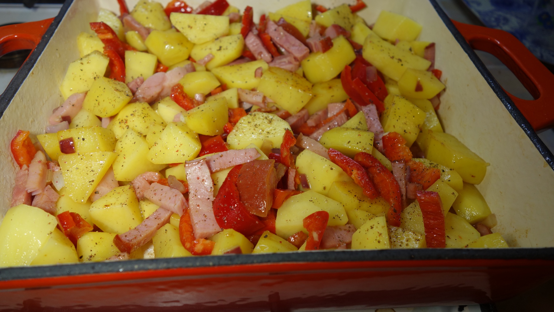 Cartofi boieresti cu sunculita afumata - reteta rapida si foarte gustoasa