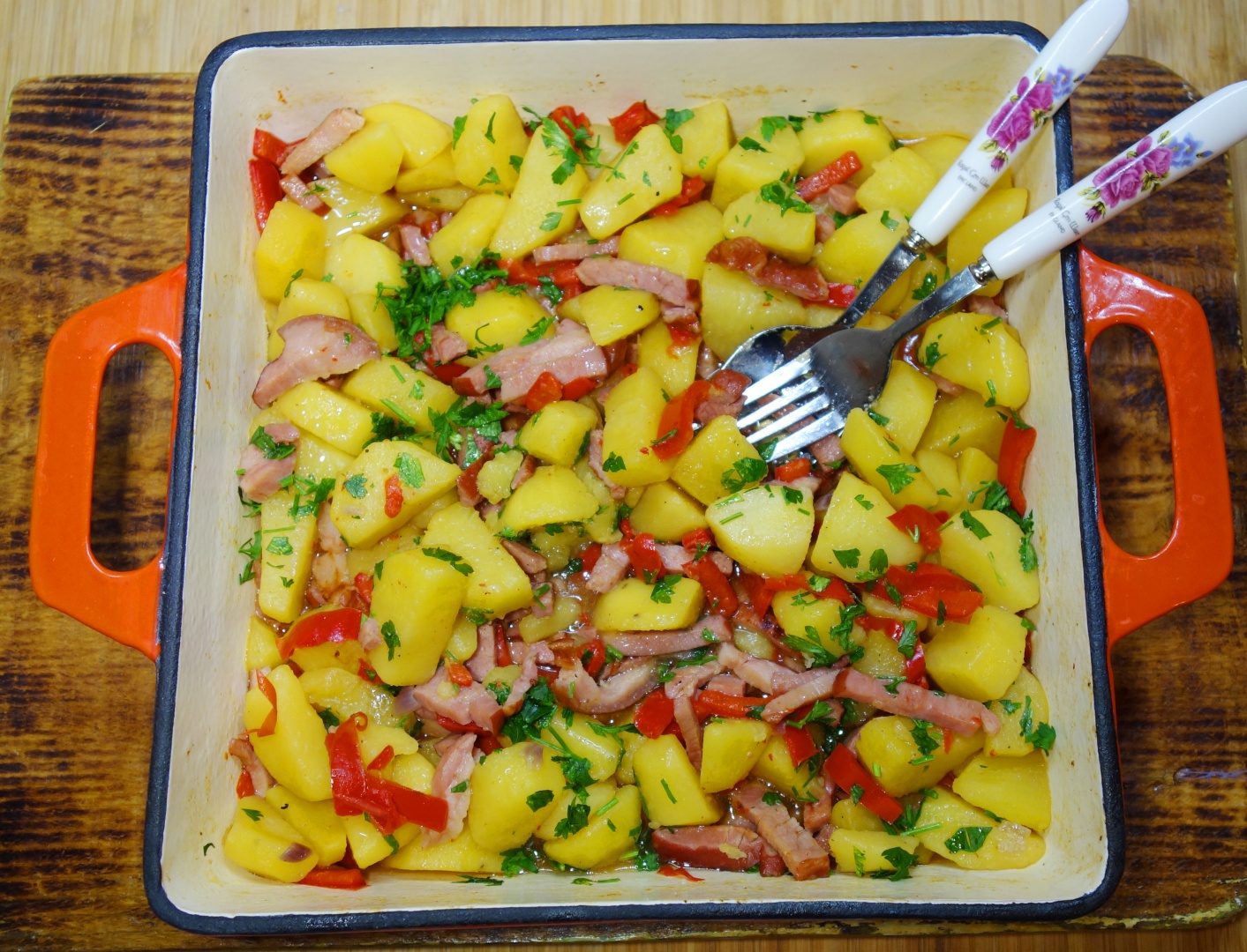 Cartofi boieresti cu sunculita afumata - reteta rapida si foarte gustoasa