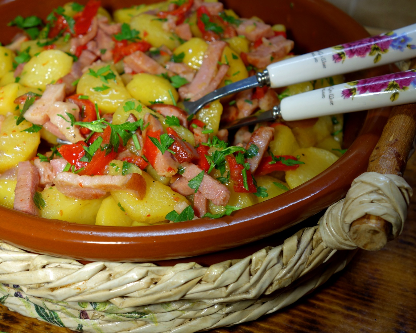 Cartofi boieresti cu sunculita afumata - reteta rapida si foarte gustoasa